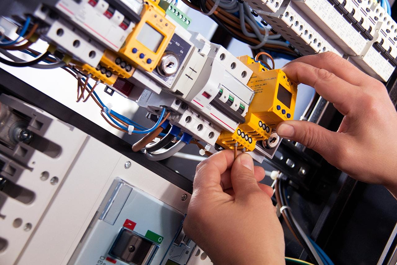 Max Spirius - Elektrotechniker-Meister bei der Arbeit an einem Zählerschrank